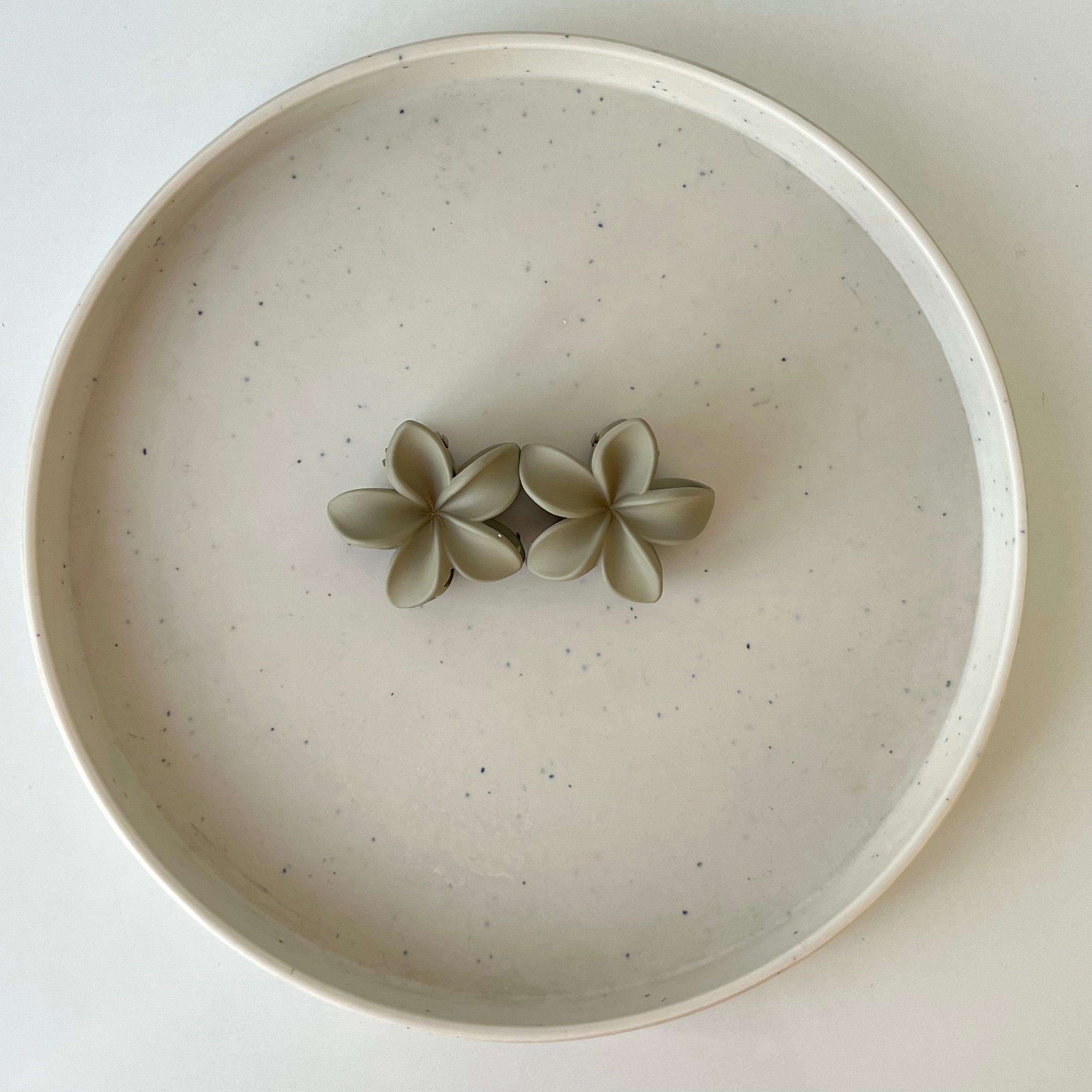 Matte Blossom – Small Flower Hair Claw